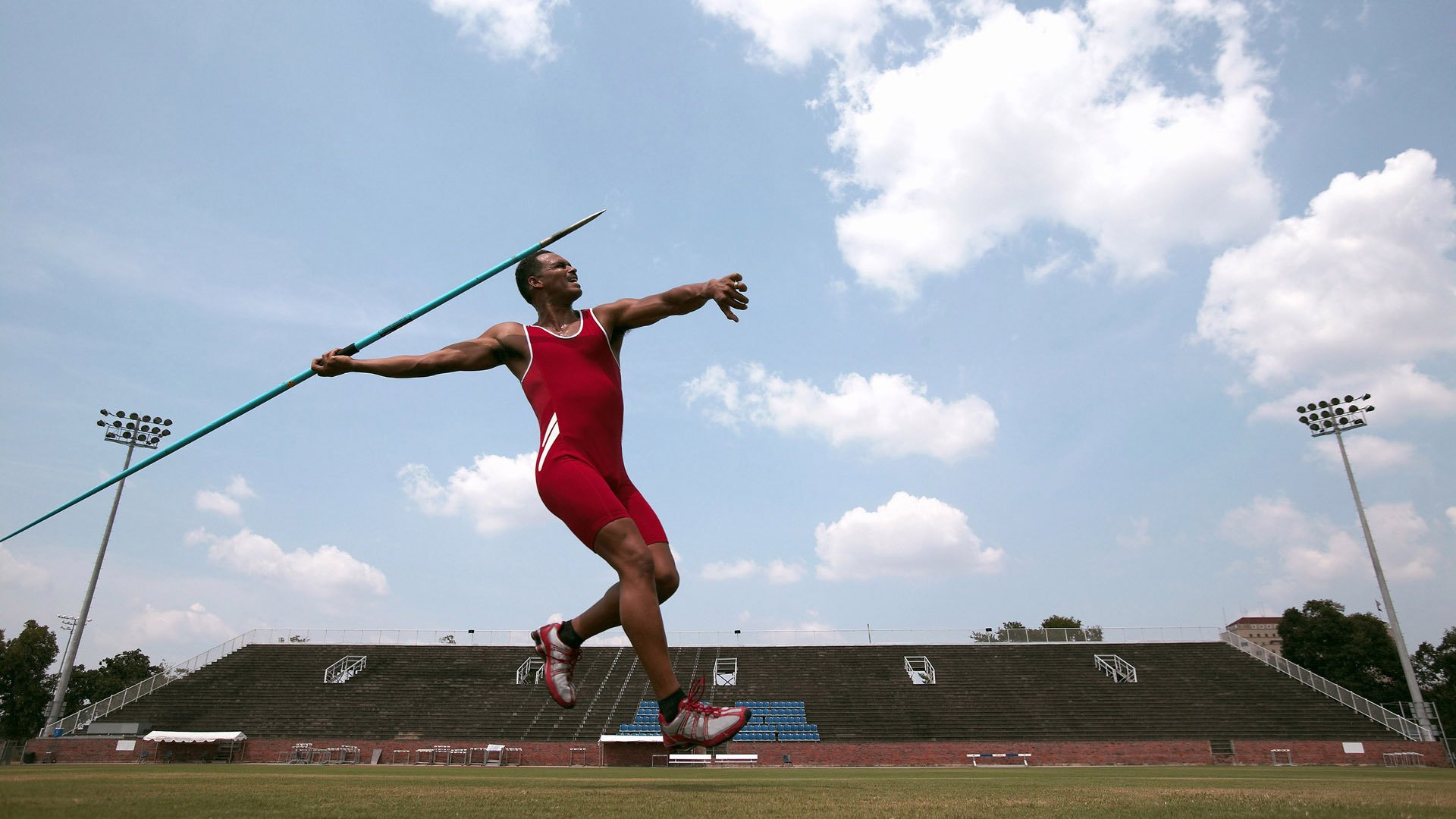 “马科斯·梅特罗的精准传球与冲刺能力,打破美洲狮队的进攻瓶颈”